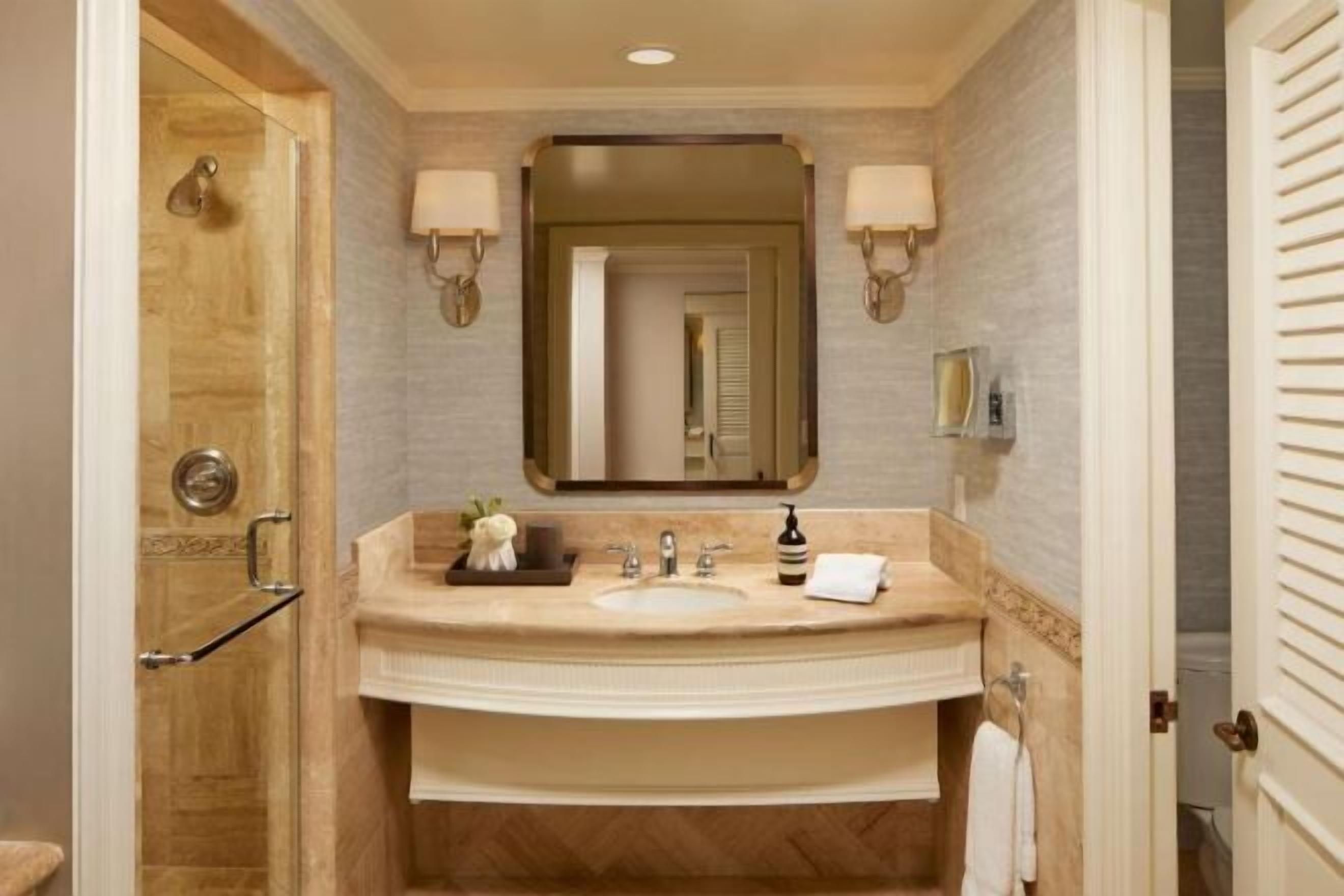 Badkamer | Een aparte badkuip en douche, een diep bad, designer toiletartikelen