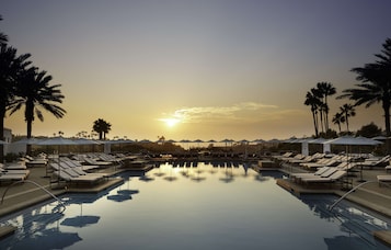 3 piscine all'aperto, cabanas (a pagamento), ombrelloni da piscina