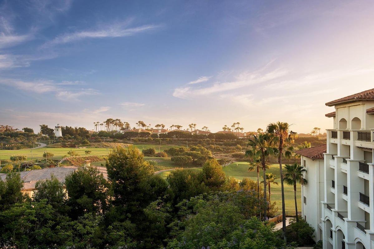 Vista de un campo de golf con un edificio en primer plano.