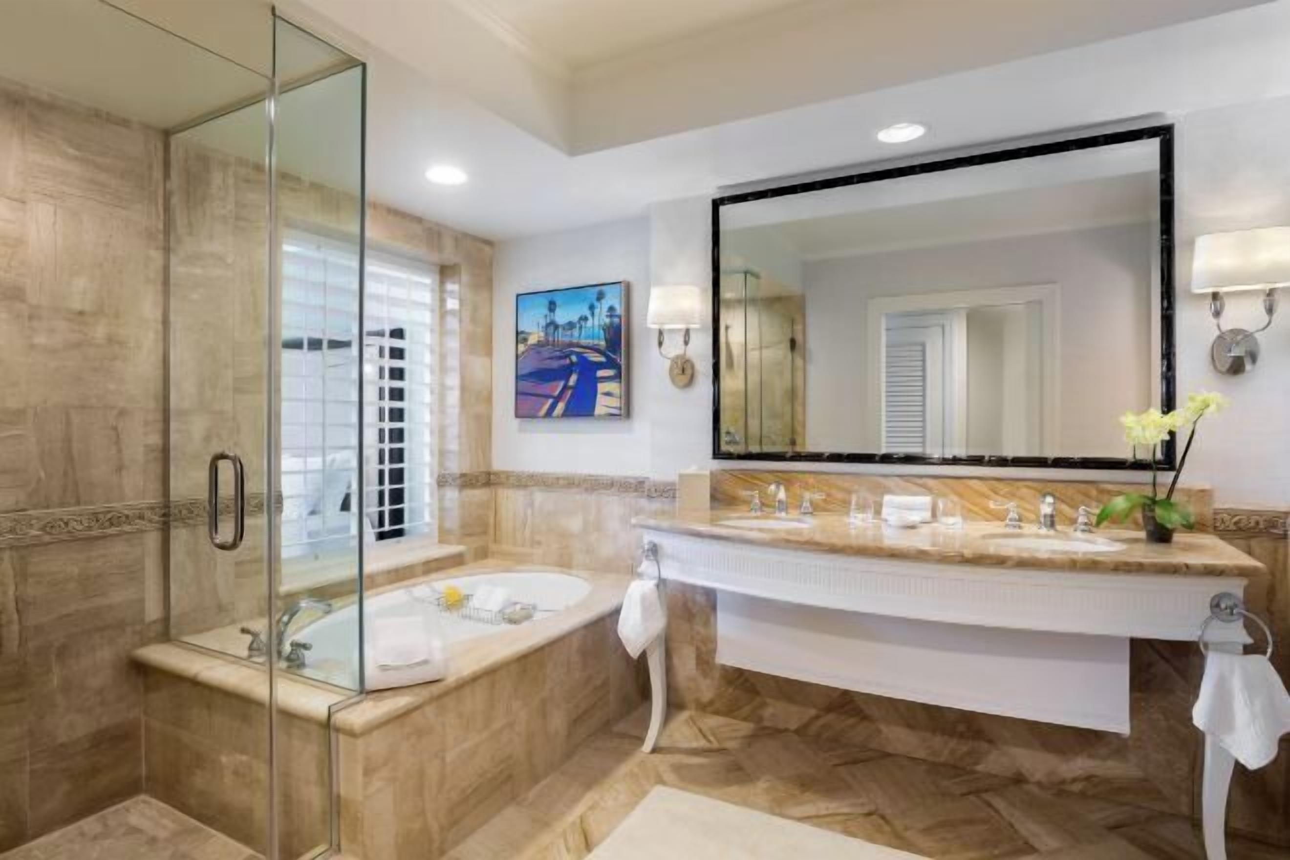 Een aparte badkuip en douche, een diep bad, designer toiletartikelen