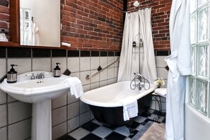 Shower, free toiletries, hair dryer, bathrobes - The Inn at Locke House (Lockeford)