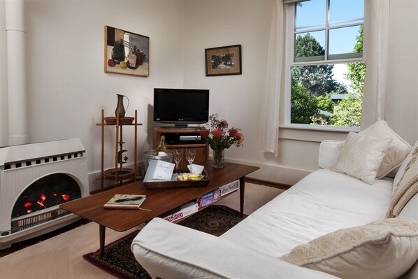 Vista frontal de la propiedad por la tarde o noche