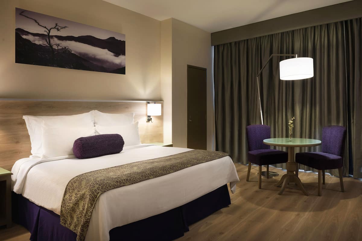 Junior Suite | Két bảo mật tại phòng, bàn, bàn ủi/dụng cụ ủi quần áo