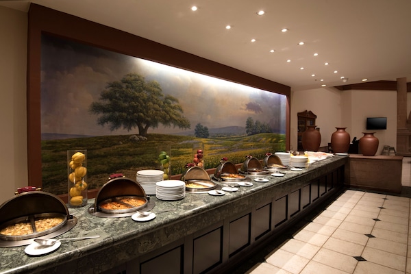 Melayani sarapan dan makan siang dengan sajian masakan internasional