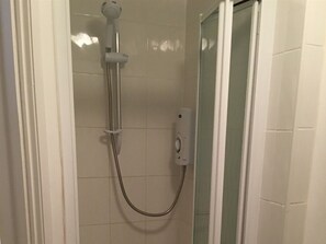 Standard Double Room, Ensuite | Bathroom | Free toiletries