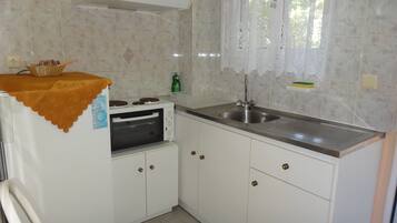 Apartment | Private kitchenette | Fridge, stovetop, coffee/tea maker, cookware/dishes/utensils