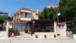 Un hotel con un letrero que dice "HOTEL DESPOINA" y un balcón con barandilla.