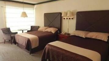 Habitación doble estándar | Escritorio, tabla de planchar con plancha, wifi gratis y ropa de cama