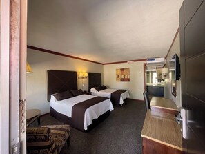 Habitación doble estándar | Escritorio, tabla de planchar con plancha, wifi gratis y ropa de cama