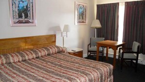 Desk, WiFi (free), bed sheets - Creek Side Inn (Cave Spring)