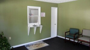 Lobby - Creek Side Inn (Cave Spring)