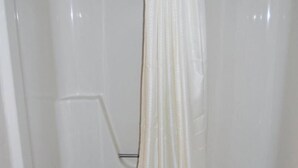 Desk, WiFi (free), bed sheets - Creek Side Inn (Cave Spring)
