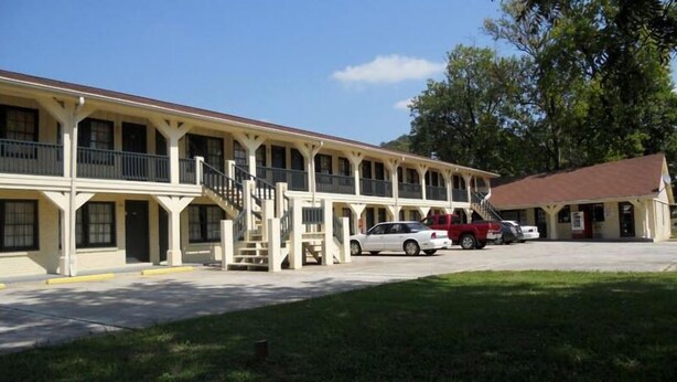 Property entrance - Creek Side Inn (Cave Spring)