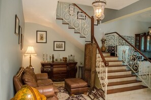 Villa, 4 habitaciones | Baño | Regadera y toallas