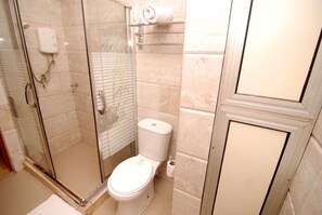 Ducha, cabezal de ducha tipo lluvia, toallas
