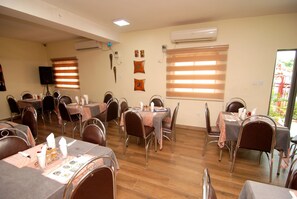 供  应早餐、午餐和晚餐，国际美食