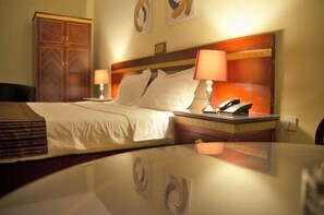 5 間臥室、高級寢具、客房內保險箱、書桌