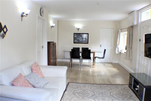 In-room dining - Moleside Cottage (Tonbridge)