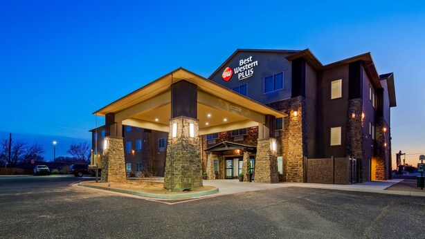 Un hotel Best Western Plus con entrada cubierta, fachada de piedra y varias ventanas.