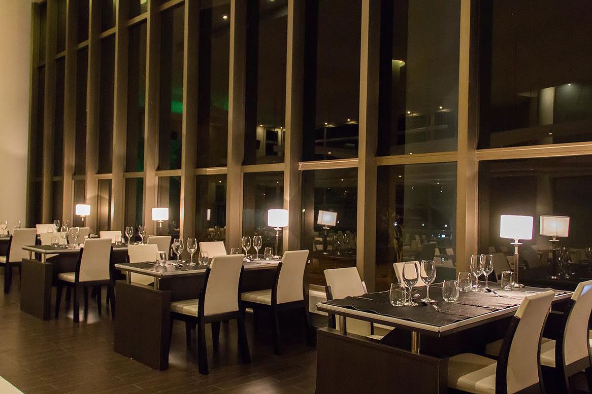 Petit déjeuner et déjeuner servis sur place, spécialités Cuisine locale