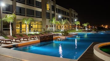 Una piscina cubierta, 3 piscinas al aire libre