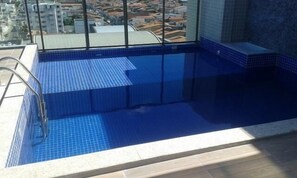 Piscina externa, espreguiçadeiras