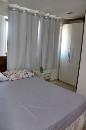 Apartment, Ocean View, Sea Facing | 2 bedrooms, desk, blackout drapes, iron/ironing board - Apartamento Temporada Gales de Pajuçara (Maceió)