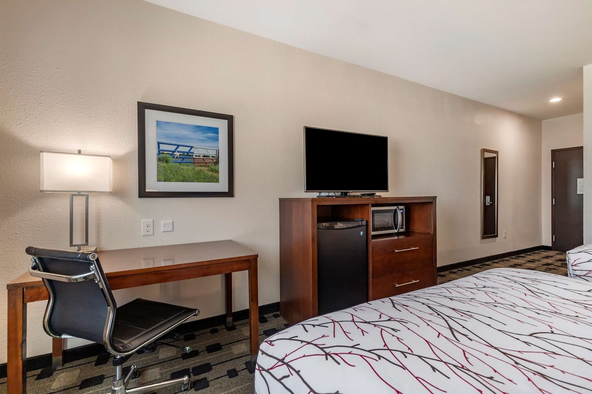 Pillow-top beds, desk, laptop workspace, iron/ironing board