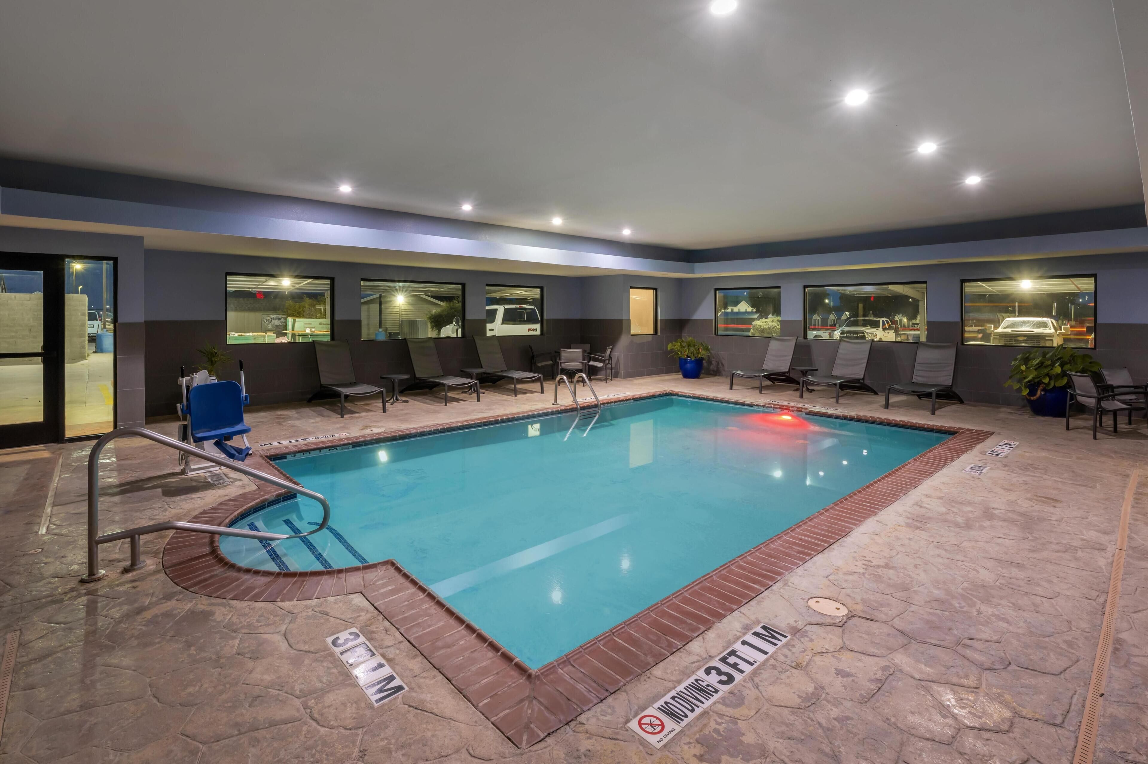 Indoor pool, sun loungers