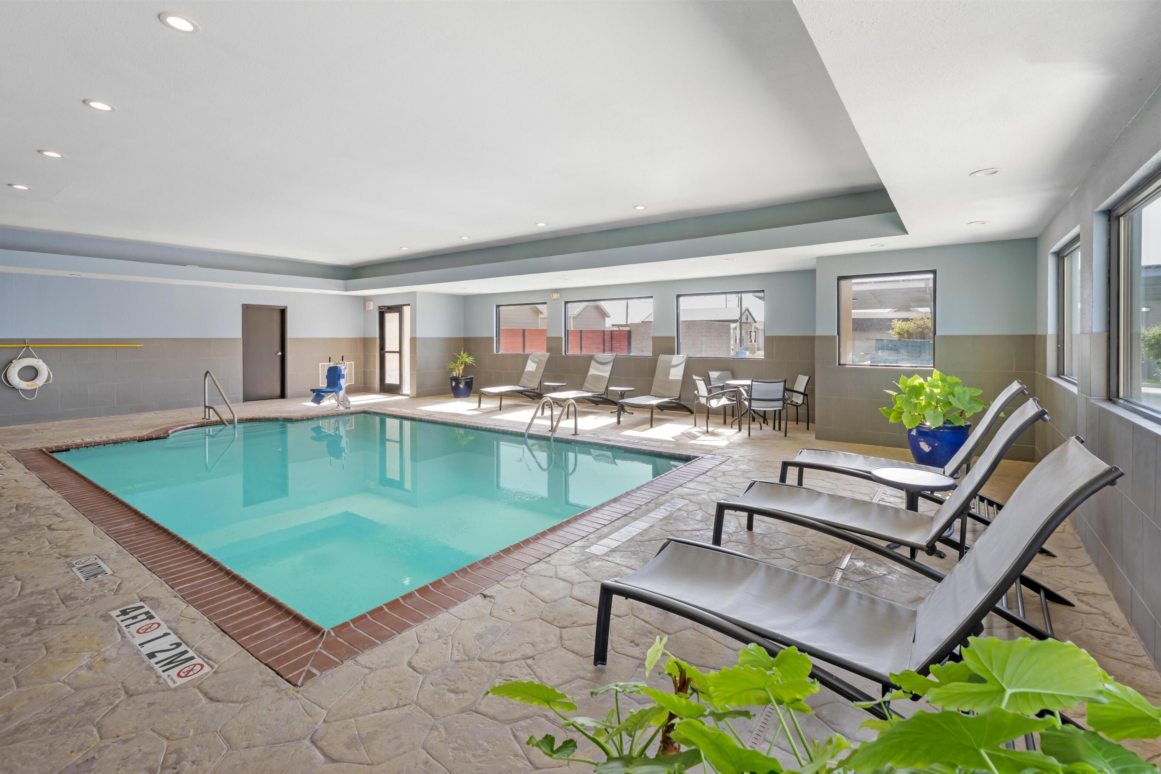 Piscine intérieure, chaises longues
