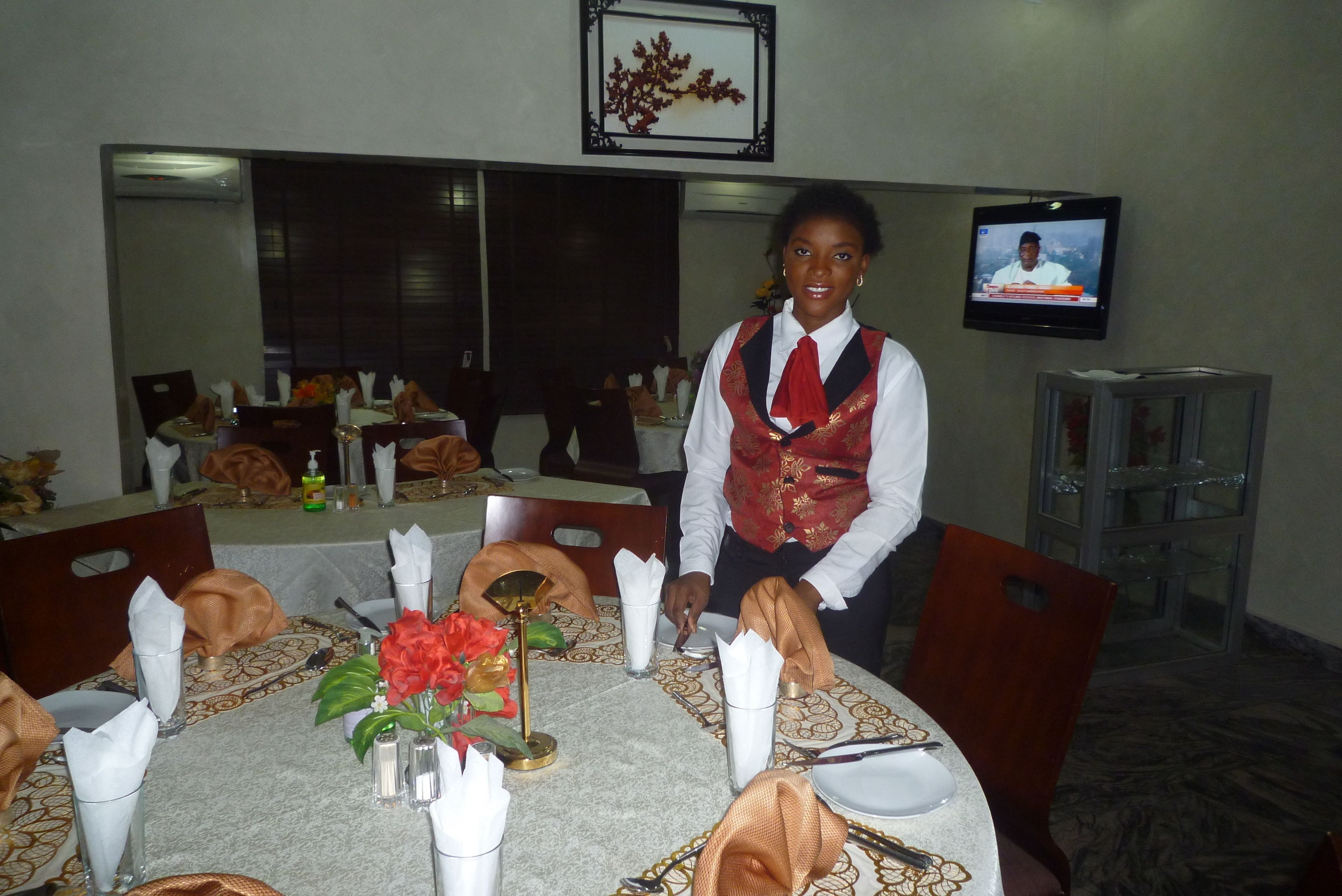 Petit déjeuner et déjeuner servis sur place, spécialités Cuisine locale