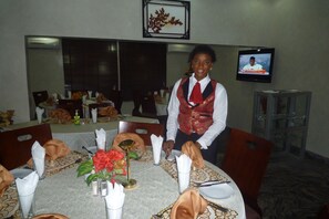 Se sirven desayunos, almuerzos y cenas; cocina local