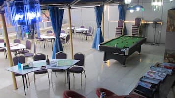 S'hi serveixen esmorzars, dinars, sopars i plats de cuina local
