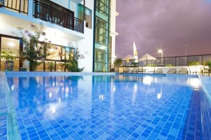 2 室外游泳池，池畔遮阳伞