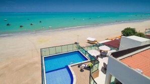 A rooftop pool with a view of the beach and ocean. - Pousada dos Jangadeiros (Maragogi)