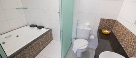 Un baño con bañera, inodoro y lavabo.
