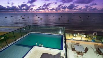 2 outdoor pools, pool umbrellas