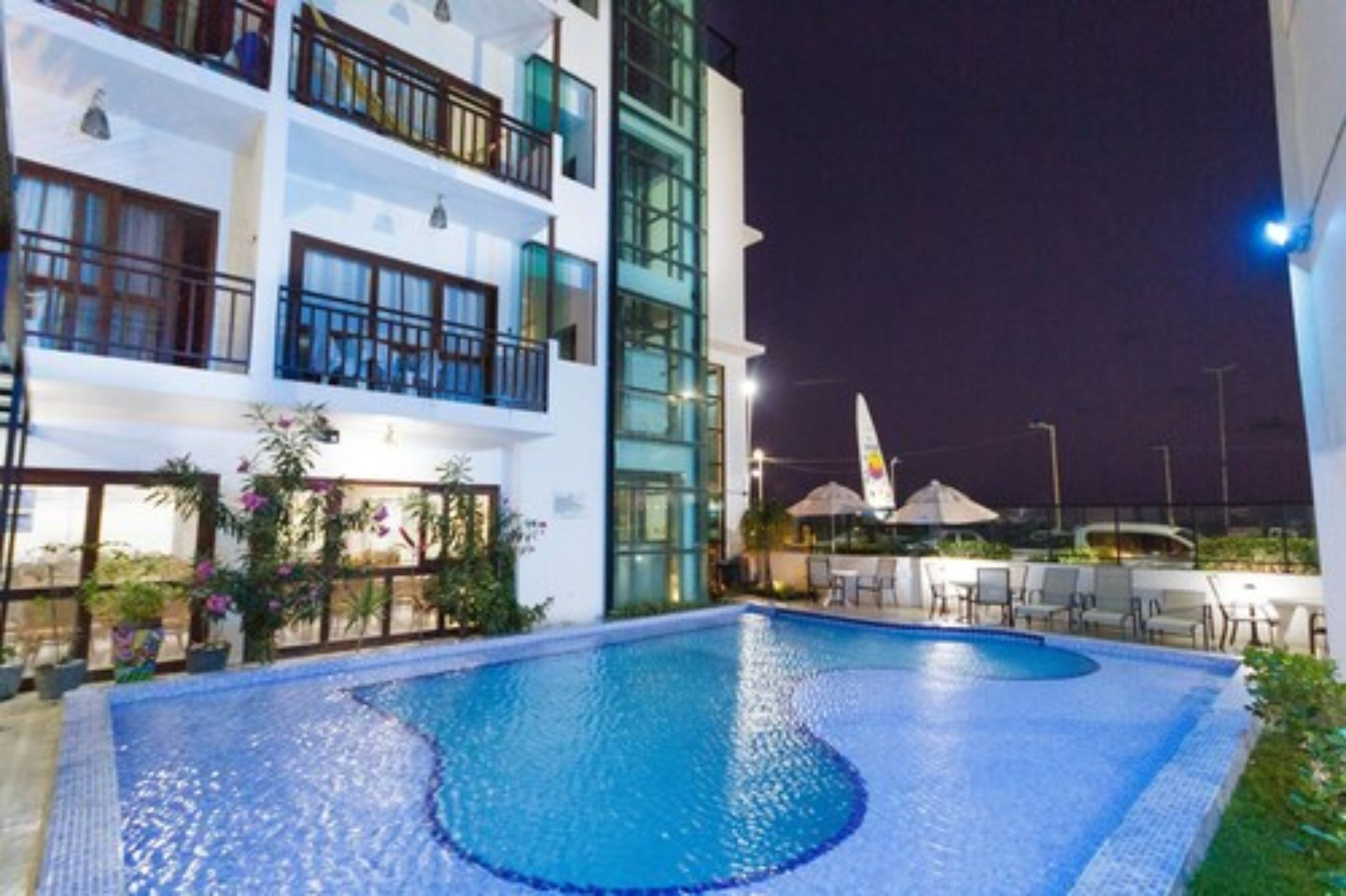 2 outdoor pools, pool umbrellas