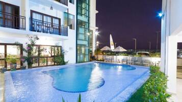 2 outdoor pools, pool umbrellas