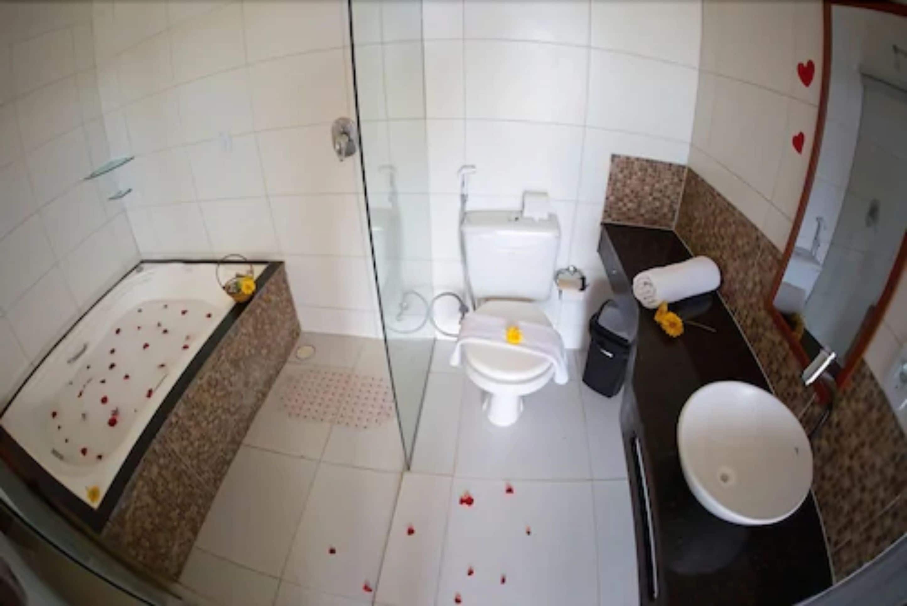 double room, jetted tub, ocean view | bathroom | free toiletries, towels, soap, shampoo