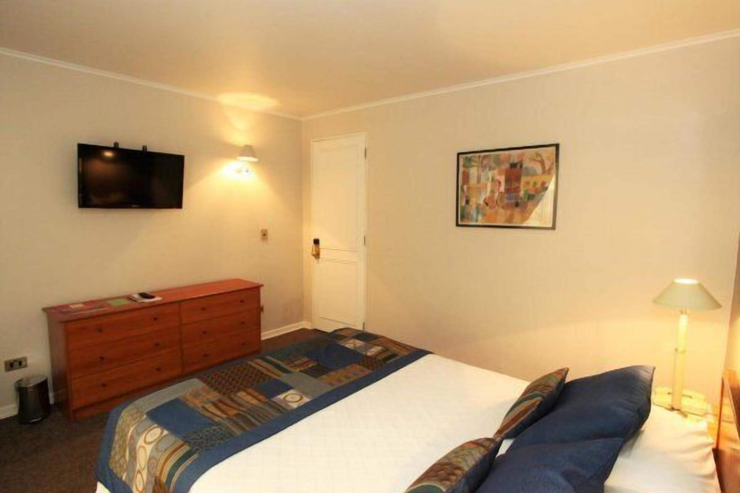 in-room safe, desk, free wifi