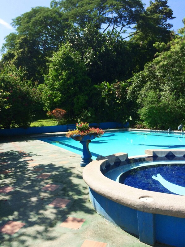 2 piscines extérieures