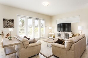 Familiehus, 3 soverom, privat basseng | Oppholdsrom | Flatskjerm-TV