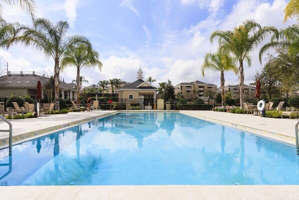 Una piscina al aire libre