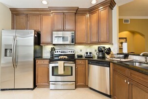 Refrigerador con freezer, microondas, horno, placa de cocina