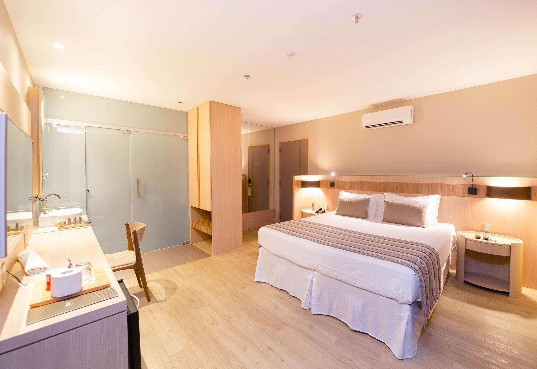 Bar mini, peti besi dalam bilik, meja, langsir/tirai gelap terus 