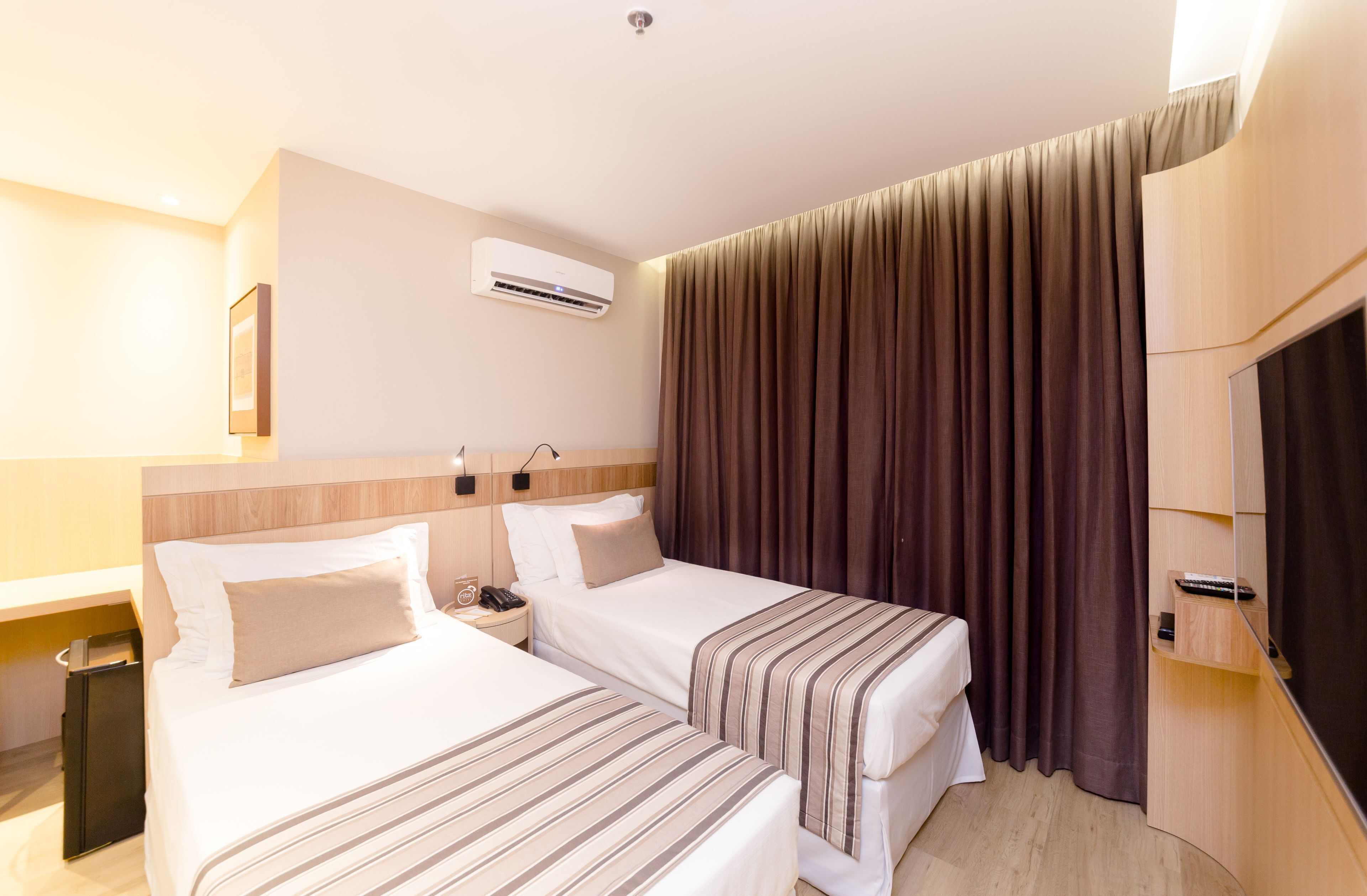 Bar mini, peti besi dalam bilik, meja, langsir/tirai gelap terus 