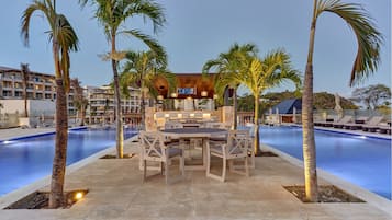 10 bars/lounges, 2 poolside bars, beach bar