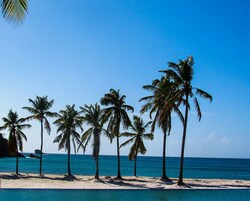 Di pantai, pasir putih, kerusi lepak pantai, tuala pantai 