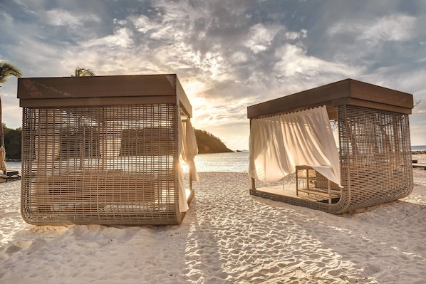 Plage, sable blanc, chaises longues, serviettes de plage